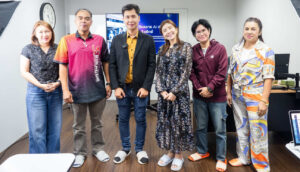 ภาพหมู่ผู้เรียน 6 คนยืนในห้องอบรมหลังจบคลาส