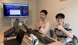 เรียนแบบตัวต่อตัว 2 คนหน้าแล็ปท็อปพร้อมจอแสดงผล