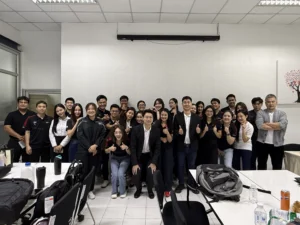 ภาพหมู่ผู้เข้าอบรมกลุ่มใหญ่ในห้องเรียน