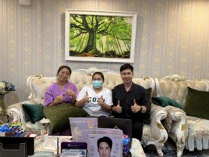 ผู้เรียนนั่งบนโซฟาในห้องรับแขกพร้อมโน้ตบุ๊ก