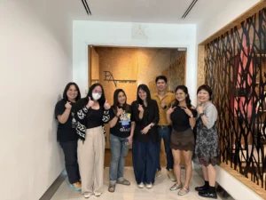 ภาพหมู่ผู้เรียน 7 คนหลังจบคลาส