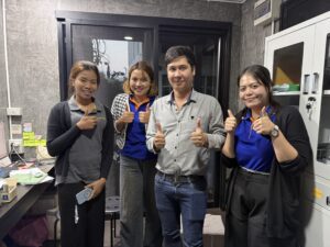 ภาพหมู่ผู้เรียน 5 คนในสำนักงาน ชูนิ้วโป้ง