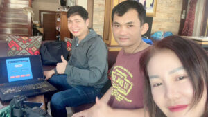 เซลฟี่ 3 คนในร้านกาแฟพร้อมแล็ปท็อป
