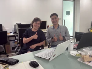เรียนแบบตัวต่อตัวที่โต๊ะทำงานในสำนักงาน