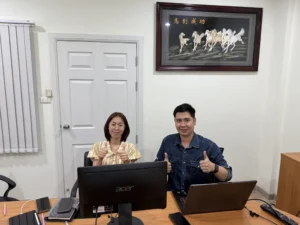 เรียนแบบตัวต่อตัวที่โต๊ะทำงานพร้อมคอมพิวเตอร์