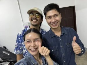 ผู้เรียน 3 คนถ่ายเซลฟี่ชูนิ้วโป้งหลังจบคลาส