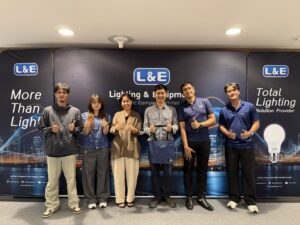 ภาพหมู่ผู้เข้าอบรมหน้าฉากหลังโลโก้ L&E